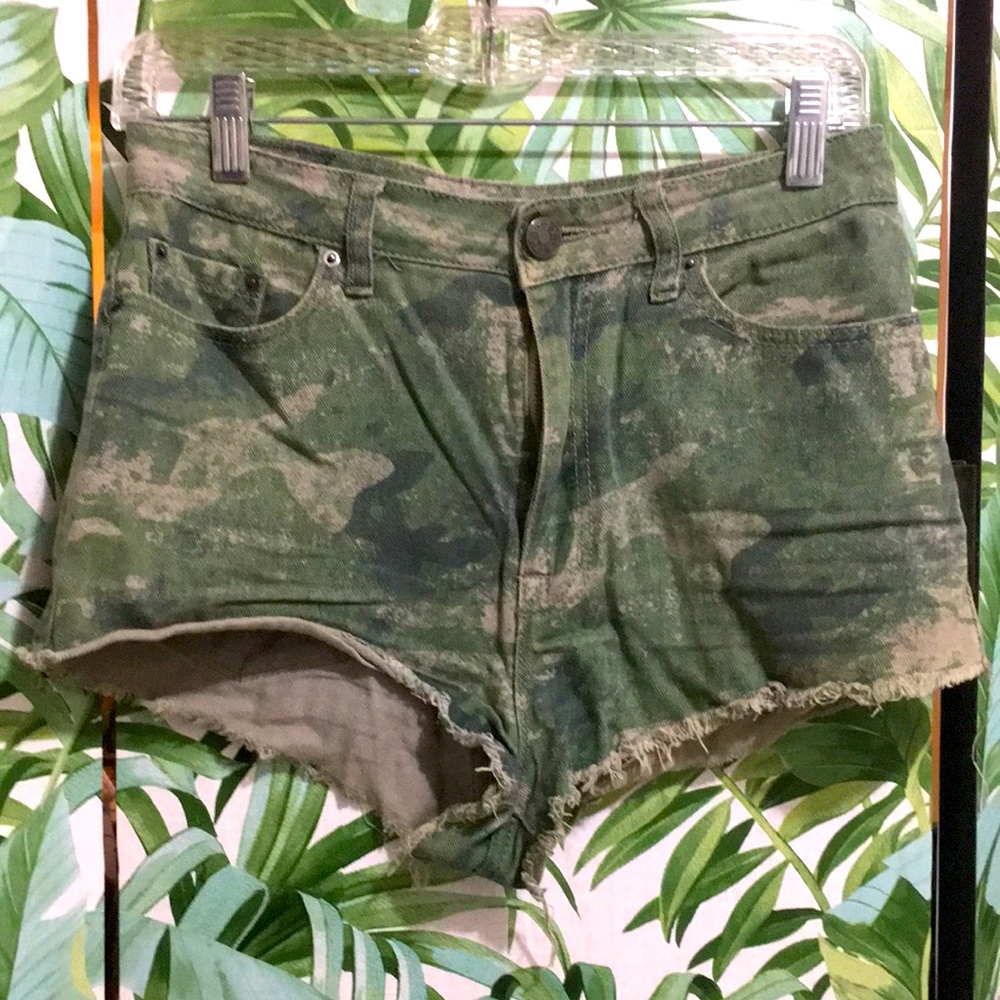 (3/$15)Urban outfitters BDG camouflage shorts